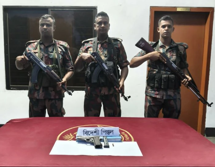 বেনাপোলে বিদেশি পিস্তল-গুলি উদ্ধার